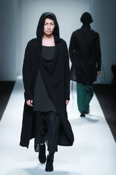 モデルは 2016 上海に上海ロンドンファッションウィークの春 2017年中 Xinshen リネン 孫チンのファッションショーで新しい創造を表示します — ストック写真