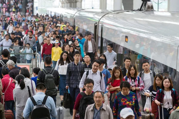 Una Folla Passeggeri Cinesi Cammina Verso Loro Treni Uscita Alla — Foto Stock