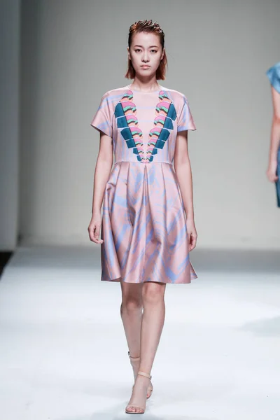 Model Wyświetla Nowe Stworzenie Pokaz Mody Endehor Podczas Shanghai Fashion — Zdjęcie stockowe