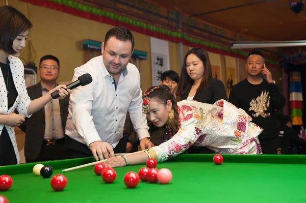 Skót Snooker Játékos Stephen Maguire Központ Utasítja Diák Snooker Játsszon — Stock Fotó