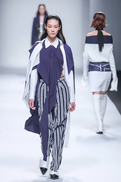 モデルは 2016 上海に上海ロンドンファッションウィークの春 2017年中 Chaber Mfc のファッションショーの新しい作品を表示します — ストック写真