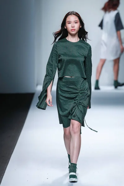 Model Zobrazuje Nové Stvoření Módní Show Studio Během Šanghajské Fashion — Stock fotografie