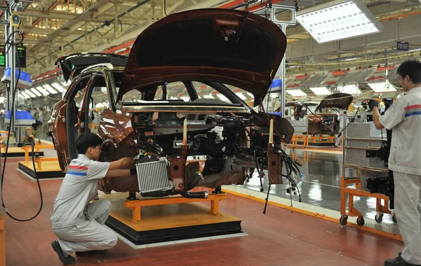 Chinesische Fabrikarbeiter Montieren Autos Fließband Einer Autofabrik Von Dongfeng Peugeot — Stockfoto