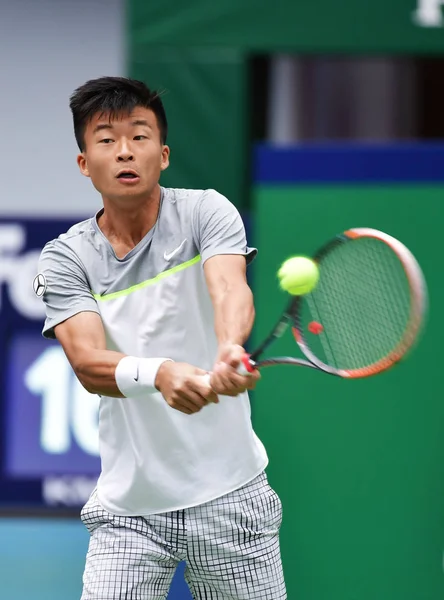 中国の呉ディは フランスのジル シモンにショットを返しますその男子シングルス第二ラウンドの試合で 2016年上海マスターズ テニス大会で 上海で 2016 — ストック写真