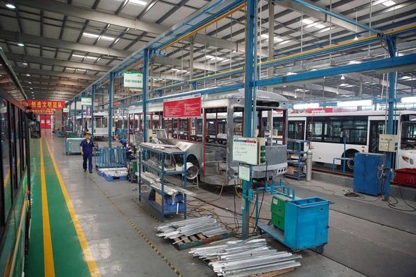 Des Travailleurs Chinois Assemblent Des Autobus Électriques Dans Une Usine — Photo