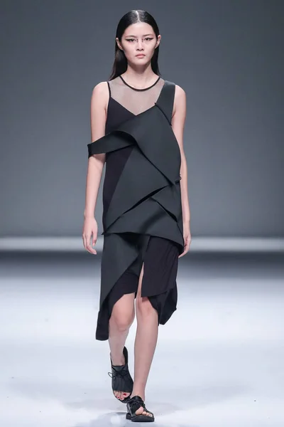 Modell Visar Skapelse Modevisning Jarel Zhang Den Shanghai Fashion Week — Stockfoto