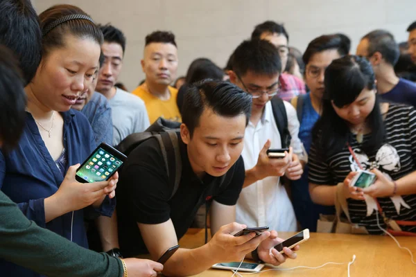 Compradores Experimentam Smartphones Iphone Uma Apple Store Xangai China Setembro — Fotografia de Stock