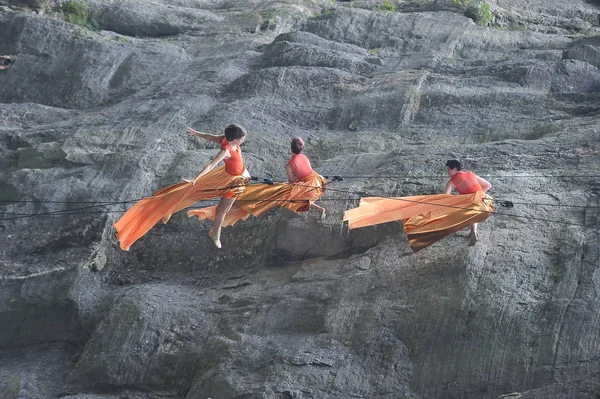 Bailarines Compañía Danza Estadounidense Bandaloop Actúan Mientras Estaban Suspendidos Sobre — Foto de Stock