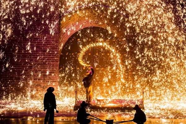 Performer Sprays Molten Iron Concrete Wall Create Sparks Performance Nuanjia — Stock Photo, Image