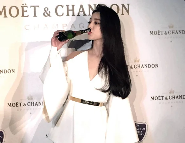 Kinesisk Skådespelerska Fläkten Bingbing Drinkar Middagsbjudning För 2016 Shanghai Rolex — Stockfoto