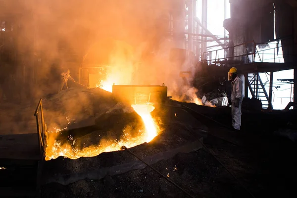 2016年4月12日 中国工人在中国东部江苏省连云港市一家钢铁厂生产钢铁产品 — 图库照片