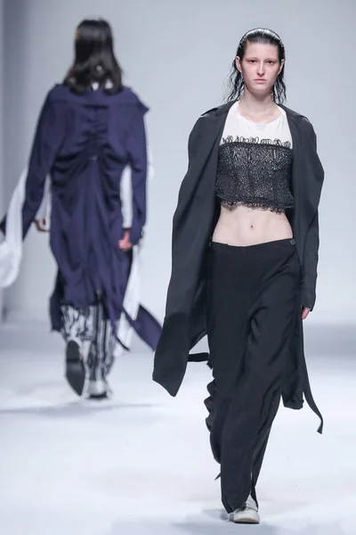 Modelli Presentano Nuove Creazioni Alla Sfilata Moda Chaber Durante Shanghai — Foto Stock