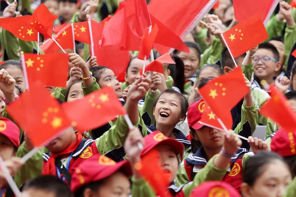 Young Chinese Students Wave National Flags Gala Celebrate 80Th Anniversary — Stockfoto