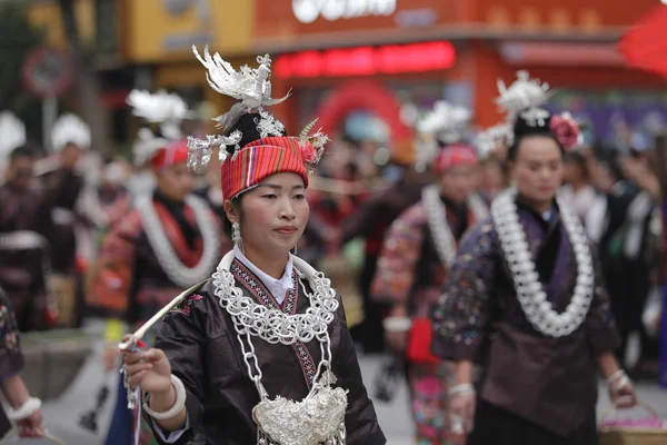 Mujeres Chinas Minoría Étnica Miao Vestidas Con Trajes Tradicionales Desfilan — Foto de Stock