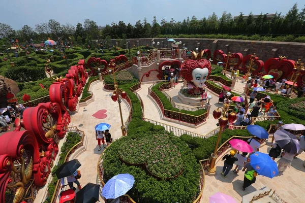 Turisták Látogasson Alice Csodaországban Labirintus Shanghai Disneyland Shanghai Disney Resort — Stock Fotó