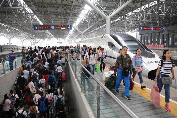 Tourists Crowd Yichang East Station National Day Holiday Yichang City — Stock Photo, Image