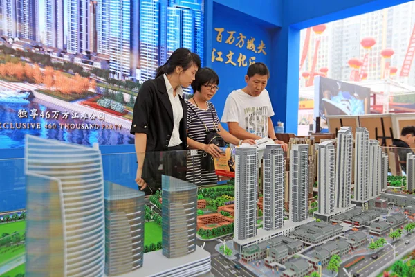 Les Acheteurs Chinois Regardent Les Modèles Logement Projet Immobilier Résidentiel — Photo