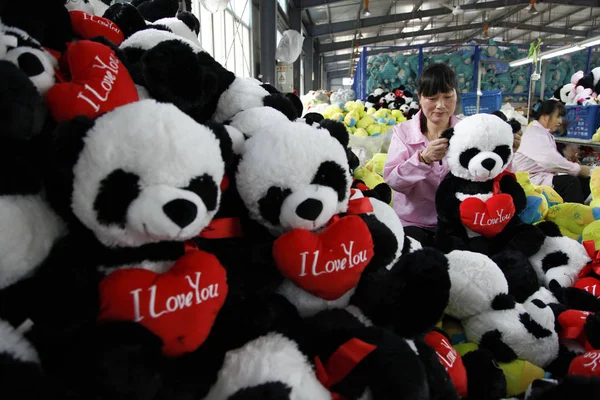 女性の中国人労働者は 2016 日中国東部の江蘇省連雲港市でおもちゃ工場で詰められたおもちゃを縫う — ストック写真