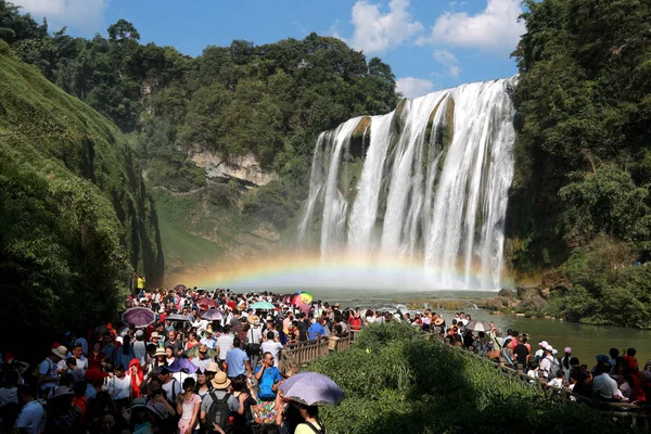 Touristen Bevölkern Den Huangguoshu Wasserfall Während Des Nationalfeiertags Der Stadt — Stockfoto