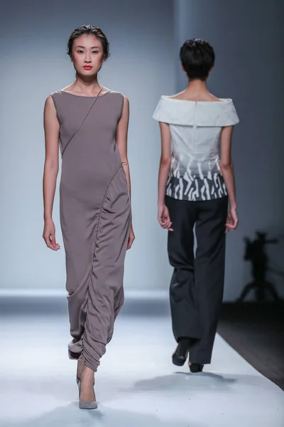 モデルは 2016 上海に上海ロンドンファッションウィークの春 2017年中 Oricell のファッションショーの新しい作品を表示します — ストック写真