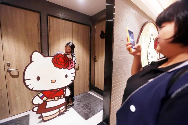 Dívka Staví Pro Fotky Cedulkou Hello Kitty Toaletním Areálu Restauraci — Stock fotografie