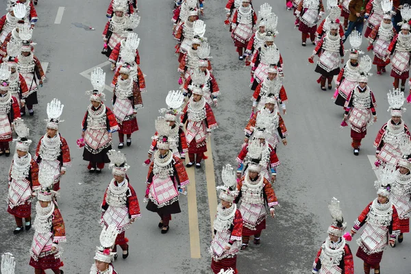 Jonge Chinese Vrouwen Van Miao Minderheid Gekleed Klederdracht Parade Langs — Stockfoto