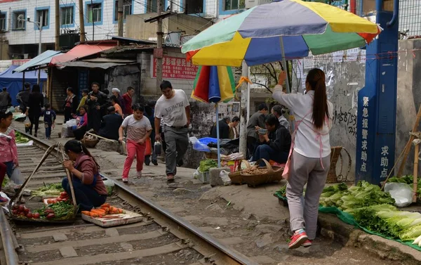 Китайські Постачальники Продають Овочі Базарі Уздовж Вантажного Залізниці Селі Nanling — стокове фото