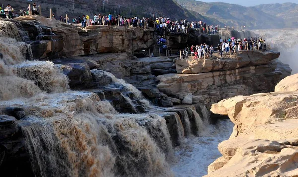 Touristen Beobachten Den Hukou Wasserfall Auf Dem Gelben Fluss Während — Stockfoto