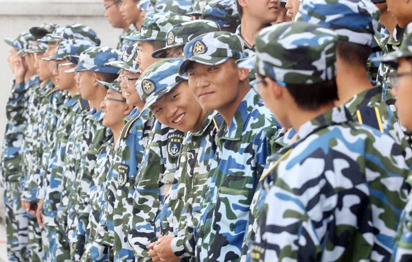 Kínai Gólya Diákok Részt Vehetnek Egy Katonai Képzés Gyűlés Egyetemen — Stock Fotó