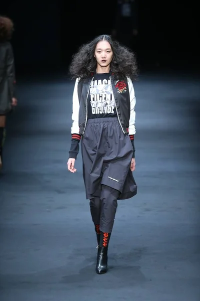 Model Wyświetla Nowe Stworzenie Pokaz Mody Cabbeen Chinach Fashion Week — Zdjęcie stockowe