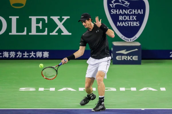 イギリスのアンディ マレーが 2016年上海マスターズ テニス大会 上海で 2016 日の間に彼らの男子シングルス第二ラウンドの試合でアメリカ合衆国のスティーヴ ジョンソンにショットを返します — ストック写真