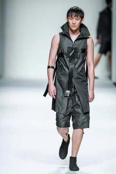 Een Model Toont Een Nieuwe Creatie Fashion Show Van Ymin — Stockfoto