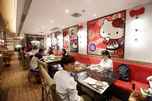 Clientes Aguardam Comem Comida Restaurante Hello Kitty Hot Pot Xangai — Fotografia de Stock