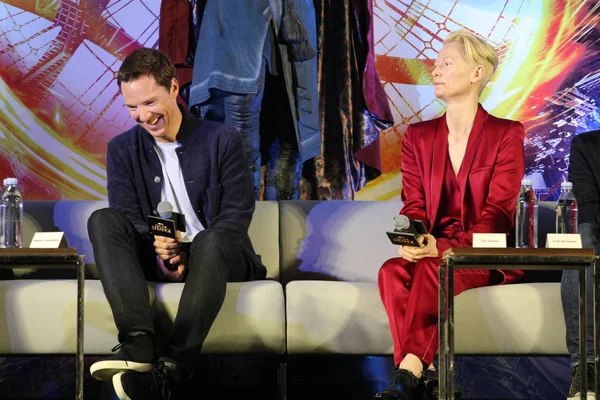 Atriz Britânica Tilda Swinton Direita Ator Benedict Cumberbatch Participam Uma — Fotografia de Stock