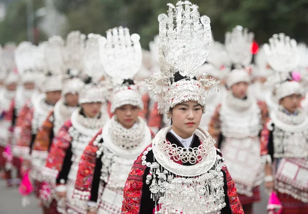 Unga Kinesiska Kvinnor Miao Etnisk Minoritet Klädd Traditionell Dräkt Parad — Stockfoto