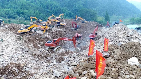 2016年10月3日 中国东部浙江省丽水市苏村村 引发的暴雨引发的山体滑坡 挖掘机在废墟中搜寻遇难者和幸存者 — 图库照片