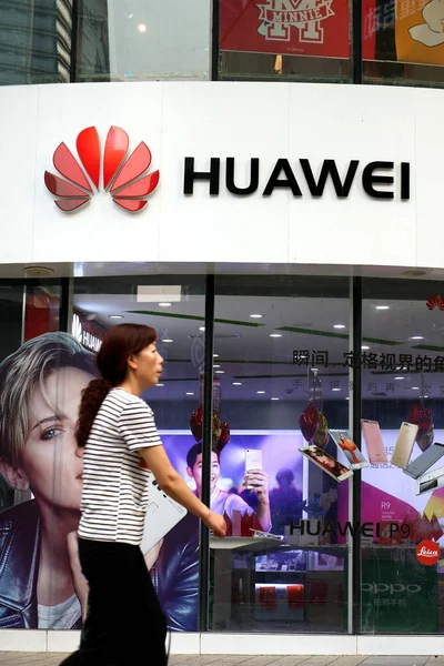 Peatón Pasa Por Una Tienda Huawei Chongqing China Septiembre 2016 — Foto de Stock
