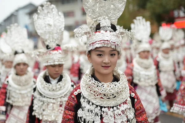 Jovens Mulheres Chinesas Minoria Étnica Miao Vestidas Desfile Traje Tradicional — Fotografia de Stock