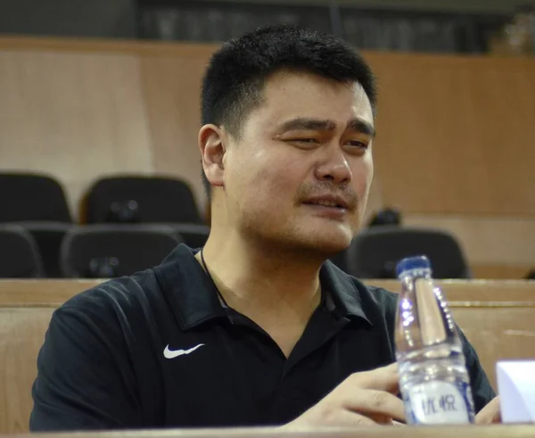 引退した中国のバスケット ボールのスーパー スター 姚明の中国 上海市に中国五輪 Nba の上海試合トレーニング セッションに出席 2016 — ストック写真
