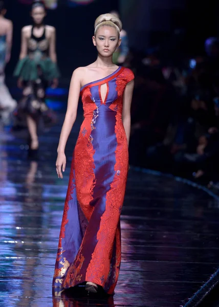 Stock image A model displays a new creation by Laurence Xu at a fashion show of yunjin, also called cloud brocade, in Nanjing city, east China's Jiangsu province, 23 October 2016