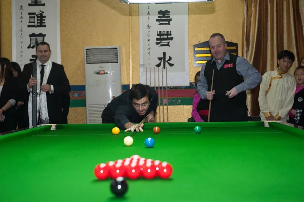 Magyar Snooker Játékos Ronnie Sullivan Mutatja Snooker Tudását Egy Tibeti — Stock Fotó