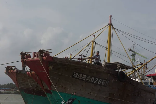 Chinese Fisherman Ties Fishing Boat Preparation Typhoon Sarika Harbor Qionghai — Stock Photo, Image