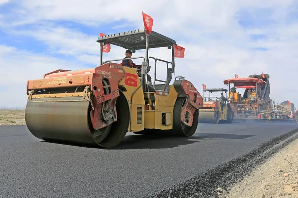 Rodillos Carretera Asfalto Nivel Pavimentado Autopista Jingxin Beijing Xinjiang Construcción — Foto de Stock