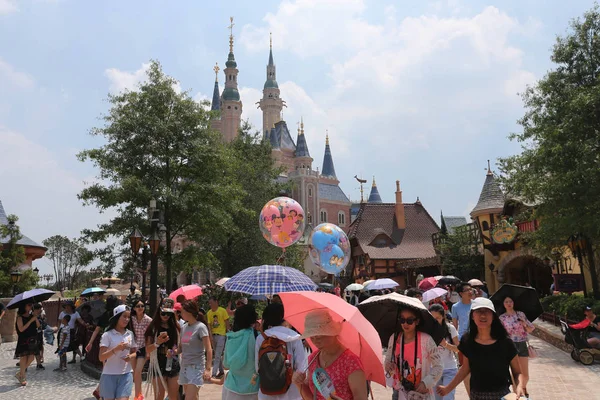 Τουρίστες Περπατούν Πέρα Από Κάστρο Της Disney Στη Ντίσνεϋλαντ Της — Φωτογραφία Αρχείου