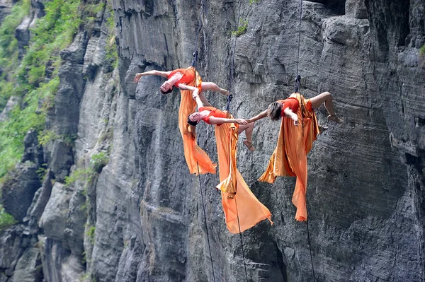 Bailarines Compañía Danza Estadounidense Bandaloop Actúan Mientras Estaban Suspendidos Sobre — Foto de Stock