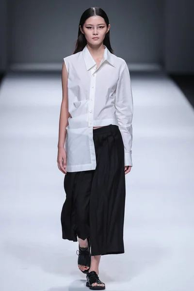 Mannequin Présente Une Nouvelle Création Défilé Mode Jarel Zhang Lors — Photo