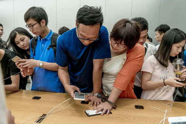 Kunden Probieren Iphone Und Iphone Smartphones Einem Apple Store Der — Stockfoto