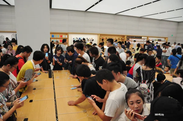 Käufer Probieren Iphone Und Smartphones Einem Apple Store Der Stadt — Stockfoto