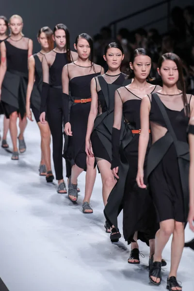 モデルは 2016 上海に上海ロンドンファッションウィークの春 2017年中 Jarel 張のファッションショーの新しい作品を表示します — ストック写真