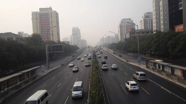 Los Coches Viajan Una Carretera Con Niebla Pesada Durante Las — Foto de Stock